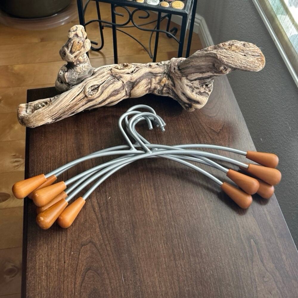 Coat hangers JASPER 6-pack Sturdy steel construction wooden details